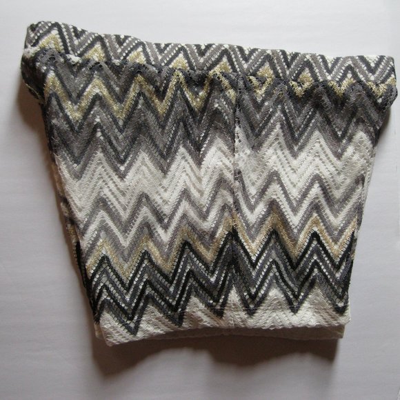 one5one Gold and White Zigzag Lace Shorts - Picture 3 of 7